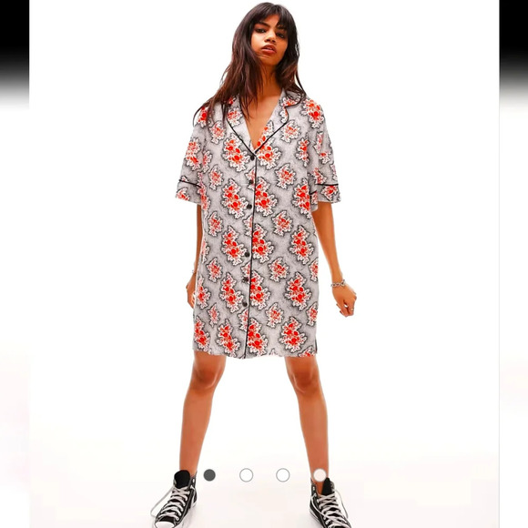 Topshop Dresses & Skirts - Topshop souvenir shirt dress in red and black floral